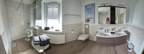 un bagno con lavandino e specchio di House Eifelglück a Großlittgen