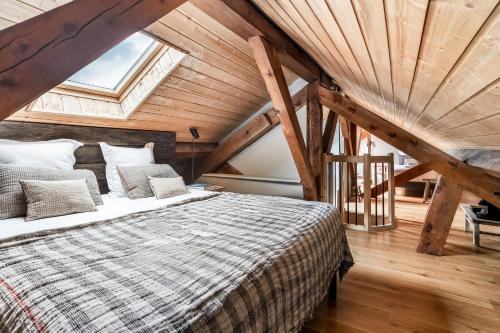 a bedroom with a large bed in a attic at Le Refuge du Grand Hôtel - Altitude 1900 m - Accès Cabine - Cabin Access in Saint-Chaffrey