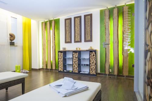 Habitación con paredes de color verde y amarillo y mesa. en Ringhotel sKreuz, en Steinheim am Albuch