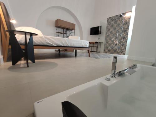ein Wohnzimmer mit Bett und Waschbecken in der Unterkunft Hotel Pietranera in Catania
