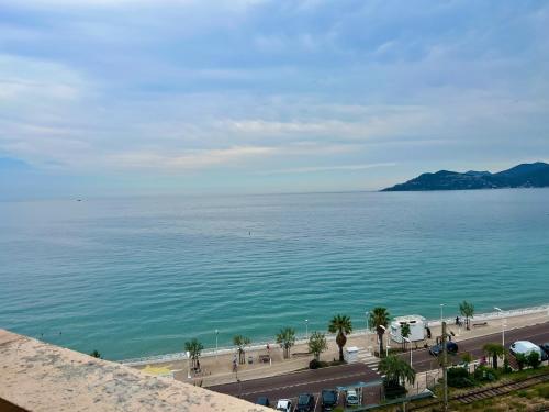Le panoramique - face à la mer - terrasse de 20m2 et piscines