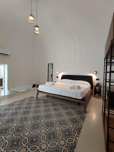ein Schlafzimmer mit einem Bett und einem Teppich in der Unterkunft Hotel Pietranera in Catania