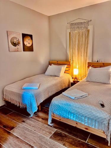 two beds sitting next to each other in a room at המקום של נטע in Mitzpe Hila