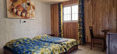 a small bedroom with a bed and a window at Hotel Robinson Plage in Lomé