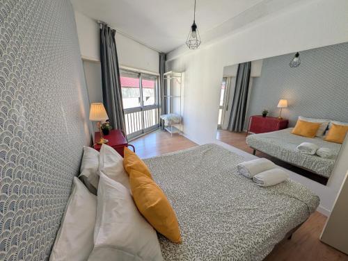 a bedroom with a bed and a couch in it at Travel & Live Marques in Porto
