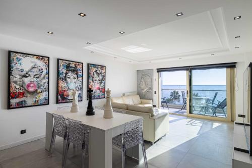 REF 1962 - Cannes Seafront - 5mins to the Palais des Festivals