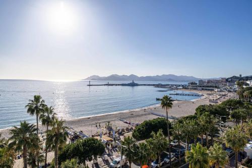 REF 1962 - Cannes Seafront - 5mins to the Palais des Festivals