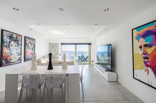 REF 1962 - Cannes Seafront - 5mins to the Palais des Festivals