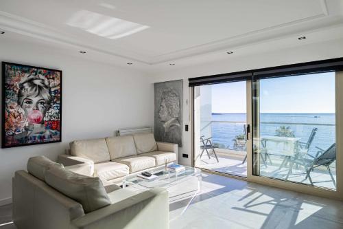 REF 1962 - Cannes Seafront - 5mins to the Palais des Festivals
