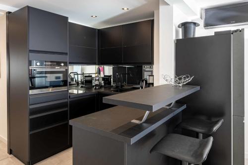 REF 1962 - Cannes Seafront - 5mins to the Palais des Festivals
