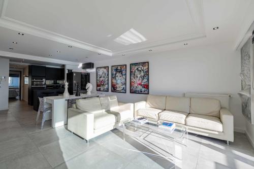 REF 1962 - Cannes Seafront - 5mins to the Palais des Festivals