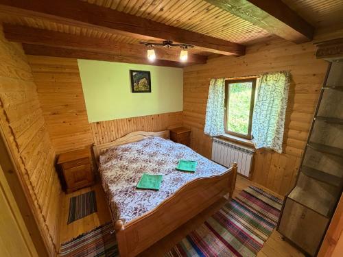 an overhead view of a bedroom in a log cabin at Shelest Vody in Russkaya Mokraya