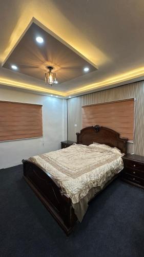 a bedroom with a large bed and a ceiling at عجلون in Ajloun