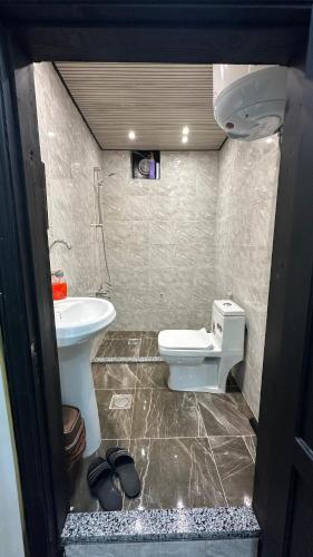 a bathroom with a toilet and a sink at عجلون in Ajloun