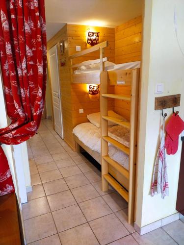 a small room with bunk beds in a house at Les Fermes du Lac - Appt 10A in Gérardmer