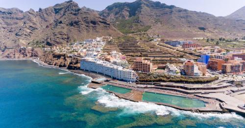 an aerial view of a resort next to the ocean at Apartamento Maye in Bajamar