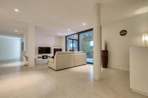 002 Stylish 5 Bed Villa With Private Infinity Pool