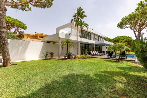 002 Stylish 5 Bed Villa With Private Infinity Pool