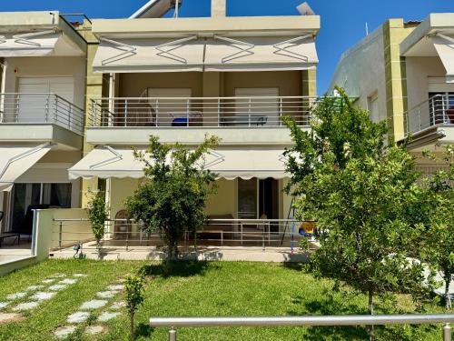 New apartment with private yard 150m from beach