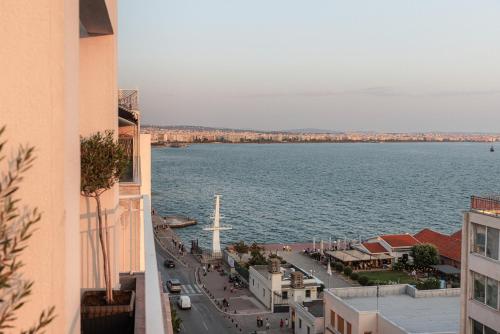Oddity Seafront - Lively Area, Steps from the Sea