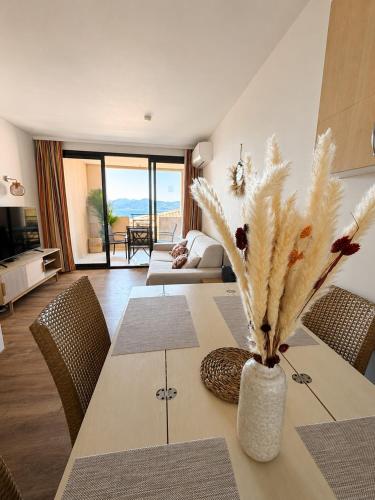 Charming stay for 4, Sea view, pool in Cannes