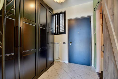 a hallway with a blue door in a house at Studio Bellavista in Acquaseria
