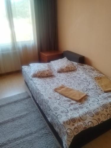 a bedroom with a bed with towels on it at Apartament Relax in Sovata