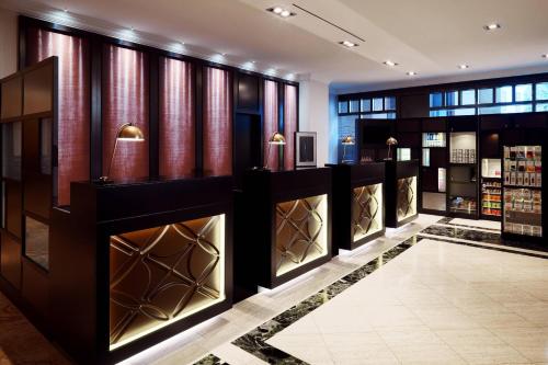a dressing room with a lot of bottles of perfume at Hamburg Marriott Hotel in Hamburg