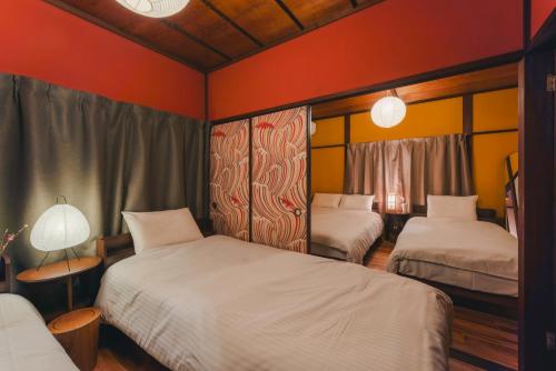 a room with two beds in a room at Odawara Nautical Nook in Odawara