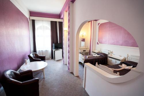 a hotel room with a room with a baby in a crib at Hotel Dacia in Lugoj