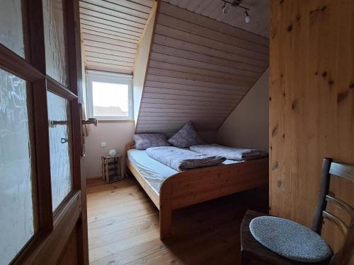 a small room with a bed in a cabin at Ferienwohnung Kleine Auszeit in Bastheim