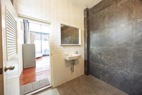 a bathroom with a sink and a shower at P.U. Inn Resort in Phra Nakhon Si Ayutthaya