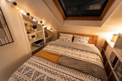 a small bedroom with a bed in a room at Studio "En Coeur de Ville" - Proche Mairie et Quartier Perret - Calme et Charmant in Le Havre
