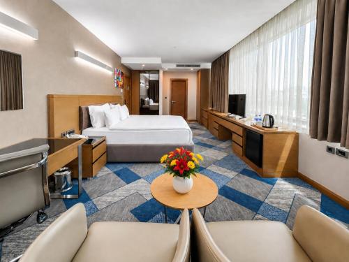 ein Hotelzimmer mit Bett und Fernseher in der Unterkunft La Quinta by Wyndham Istanbul Gunesli in Istanbul