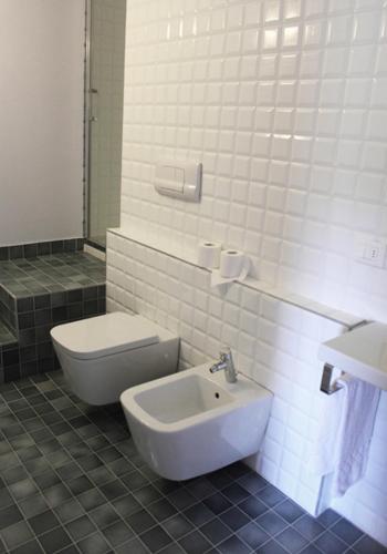 a bathroom with a toilet and a sink at Caspineda Agriturismo in Montebelluna