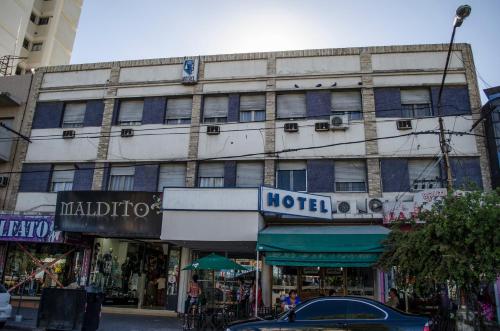 un edificio de hotel con un coche aparcado delante de él en CENTRO NEUQUÉN Hotel en Neuquén