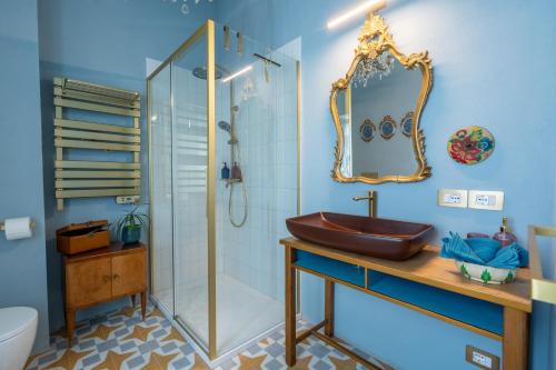 a bathroom with a sink and a shower at casa stella a due passi dal centro in Arezzo