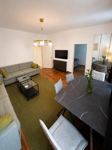 Spacious Garden Apartment 2 Bedrooms Private Terrace Near Metro