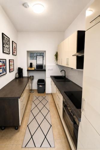 Spacious Garden Apartment 2 Bedrooms Private Terrace Near Metro
