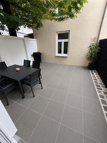 Spacious Garden Apartment 2 Bedrooms Private Terrace Near Metro
