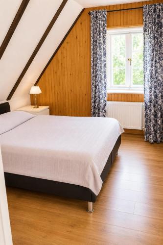 a bedroom with a bed and a window at Zugvogel OG in Wangerland