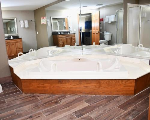 a large bathroom with a large bath tub at Baymont Inn And Suites by Wyndham Platteville in Platteville