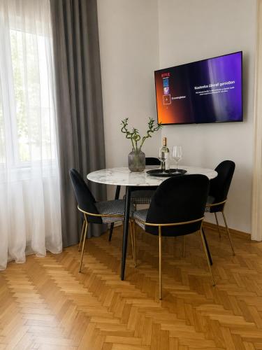 Apartment 5 min Schönbrunn Gloriette, Direct to City Center, Free Parking