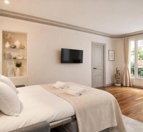 Fabulous property near Pantheon with lift