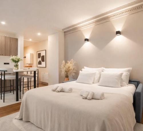 Fabulous property near Pantheon with lift