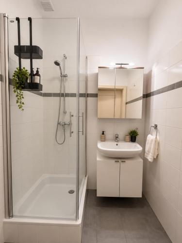 Apartment 5 min Schönbrunn Gloriette, Direct to City Center, Free Parking