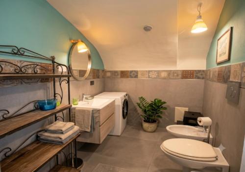 ein Badezimmer mit Toilette und Waschbecken in der Unterkunft The Lodge in Neapel
