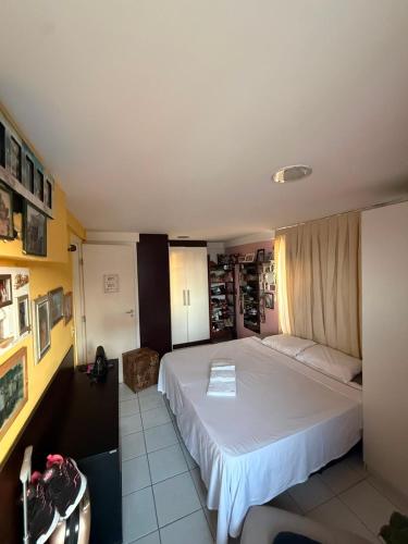 a bedroom with a large bed in a room at Apartamento Vista Mar Belli Golden tower in Natal