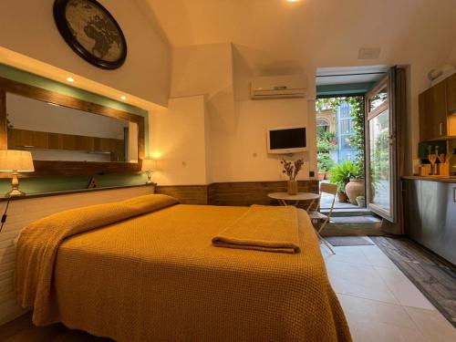ein Schlafzimmer mit einem Bett und einer Uhr an der Wand in der Unterkunft The Lodge in Neapel