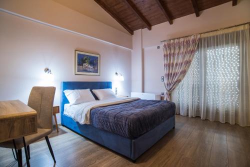 a bedroom with a bed and a table and a desk at Kyan Bay in Itea